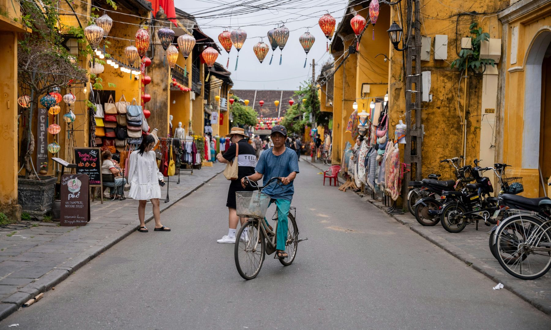 ホイアンの旧市街にて自由散策